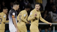 Babak kedua baru berjalan lima menit, Barcelona memperbesar keunggulan menjadi 2-0 lewat gol Lewandowski.  