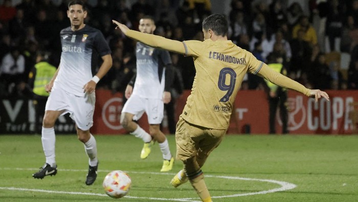 Momen Barcelona Pesta Gol ke Gawang AD Ceuta Soccer Football - Copa del Rey - Round of 16 - Ceuta v FC Barcelona - Alfonso Murube Stadium, Ceuta, Spain - January 19, 2023 FC Barcelona's Robert Lewandowski scores their fifth goal REUTERS/Jon Nazca