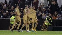 Barcelona baru bisa memimpin di menit ke-41. Raphinha mendapatkan bola di tengah lapangan. Pemain asal Brasil itu kemudian melepaskan tembakan dari luar kotak penalti untuk membawa Barcelona memimpin 1-0 sampai turun minum.  