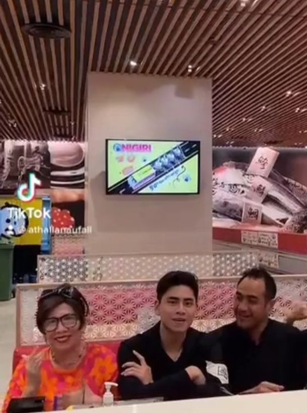 Momen Kebersamaan Keluarga Venna Melinda dan Ferry Irawan