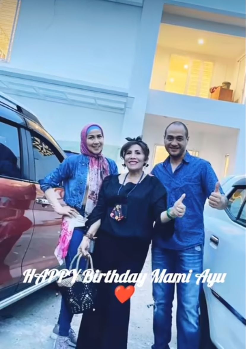Momen Kebersamaan Keluarga Venna Melinda dan Ferry Irawan