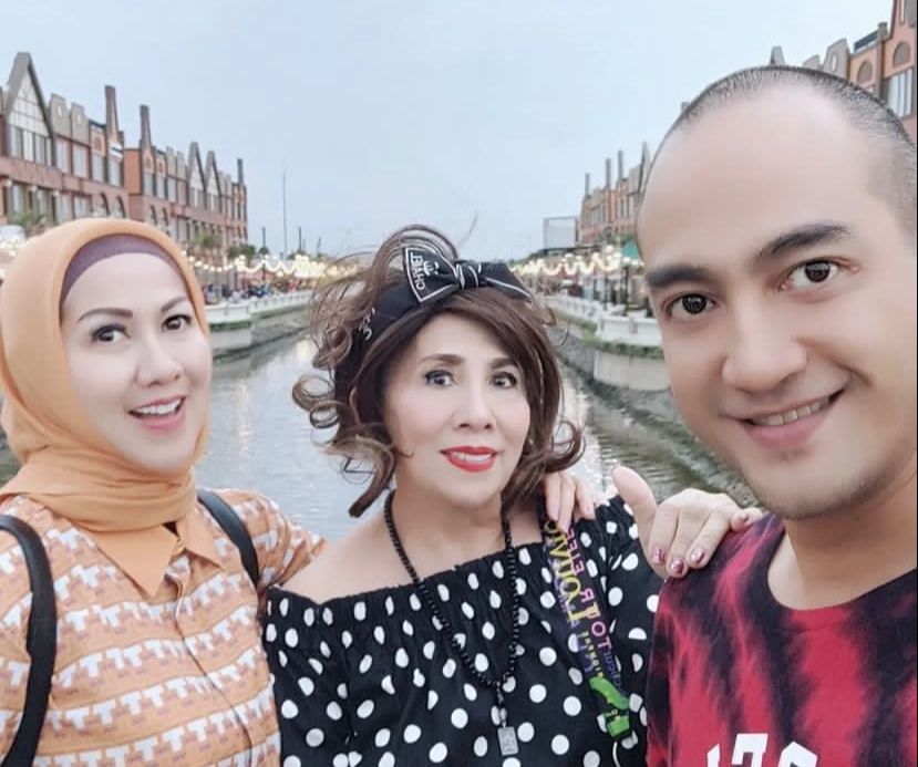 Momen Kebersamaan Keluarga Venna Melinda dan Ferry Irawan