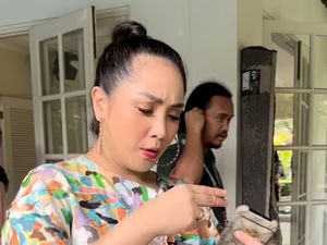 Nagita Slavina Main Lato-lato, Cincin Berliannya Bikin Salah Fokus