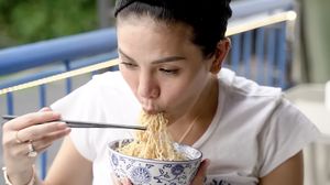 Nikmat Banget! Ini 10 Momen Nikita Mirzani Jajan Mie Ayam Favorit