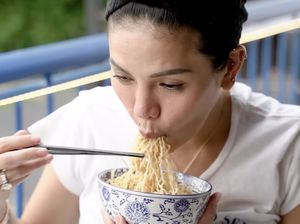 Nikmat Banget! Ini 10 Momen Nikita Mirzani Jajan Mie Ayam Favorit