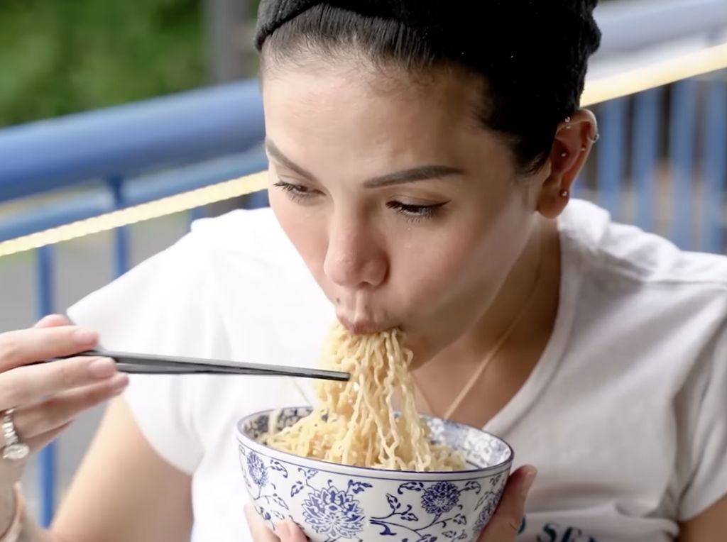 Nikmat Banget! Ini 10 Momen Nikita Mirzani Jajan Mie Ayam Favorit Nikmat Banget! Ini 10 Momen Nikita Mirzani Jajan Mie Ayam Favorit