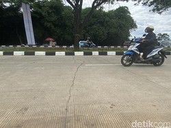 Warga Heran Jalan Baru Diperbaiki di Depok Sudah Banyak Retak