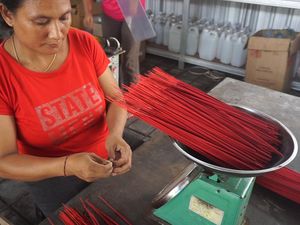 Jelang Imlek, Pabrik Dupa Merah di Badung Kebanjiran Pesanan