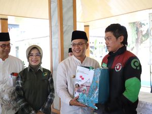Bupati Bandung Beri 286 Paket Sembako ke Ojek Pangkalan di Soreang