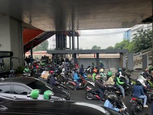 Parah! Trotoar Baru di Pancoran Malah Dilintasi Pemotor Saat Macet