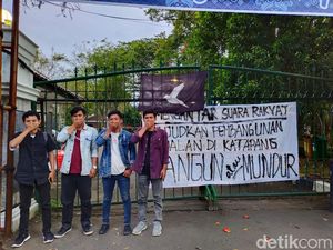 Pemuda Protes Jalan Rusak di Lebak Masih Bertahan Depan Kantor Bupati