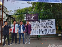 Pemuda Protes Jalan Rusak di Lebak Masih Bertahan Depan Kantor Bupati