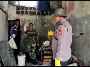 Polisi Temukan Puluhan Liter Tuak Misterius di Eks Terminal Cilembang Polisi Temukan Puluhan Liter Tuak Misterius di Eks Terminal Cilembang