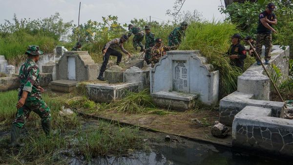 Penuh Toleransi, Warga Bersihkan Komplek Makam China Jelang Imlek