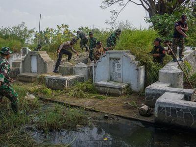 Penuh Toleransi, Warga Bersihkan Komplek Makam China Jelang Imlek