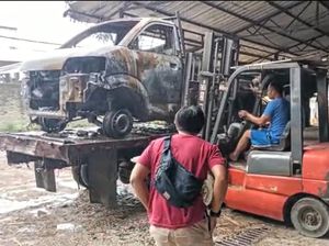 Pikap Pembuang Limbah Terbakar Saat Buang Veneer Kayu di Sukabumi