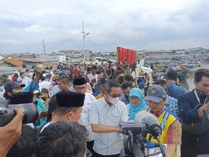 Pj Gubernur DKI Cek Tanggul di Kalibaru Jakut, Warga Berebut Minta Foto Pj Gubernur DKI Cek Tanggul di Kalibaru Jakut, Warga Berebut Minta Foto