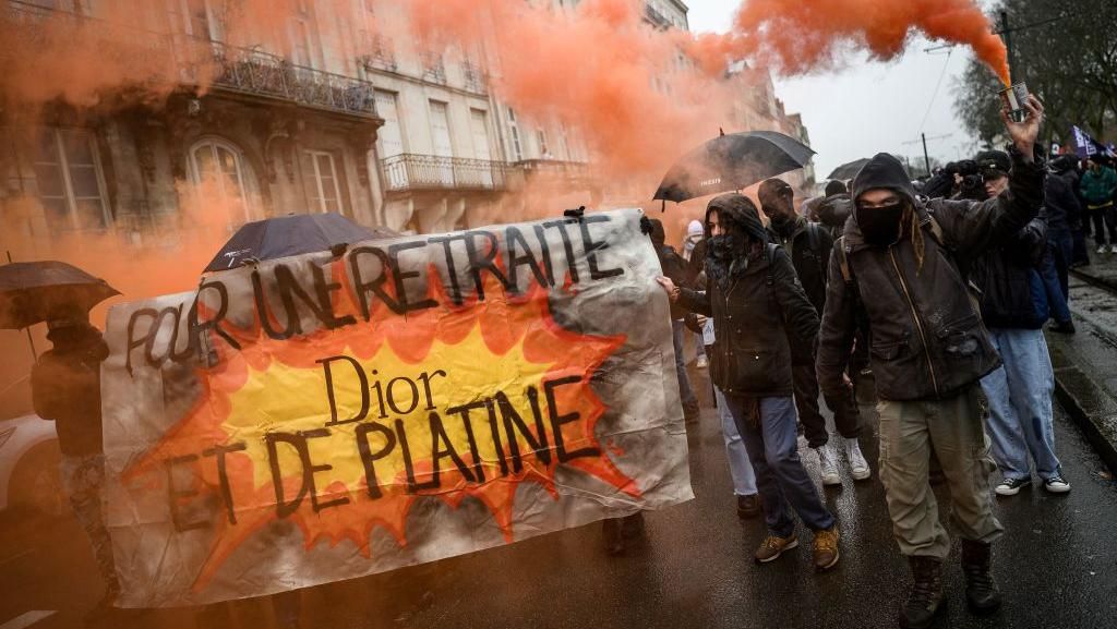 Buruh di Prancis Demo Besar-besaran Tolak Reformasi Pensiun