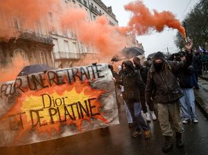 Buruh di Prancis Demo Besar-besaran Tolak Reformasi Pensiun