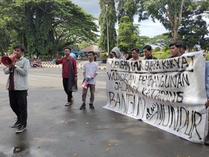 Protes Jalan Rusak Tak Didengar, Pemuda di Lebak Bakal Long March ke Jakarta
