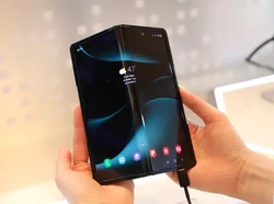Samsung Pamer Prototipe HP Layar Lipat yang Bisa Diputar 360 Derajat