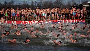 Rayakan Hari Epiphany, Warga Serbia Serempak Berenang di Sungai Es