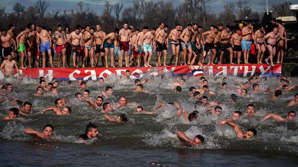 Rayakan Hari Epiphany, Warga Serbia Serempak Berenang di Sungai Es