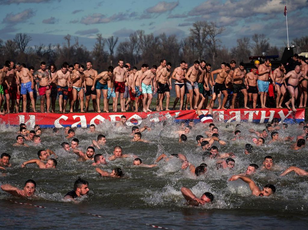 Rayakan Hari Epiphany, Warga Serbia Serempak Berenang di Sungai Es Rayakan Hari Epiphany, Warga Serbia Serempak Berenang di Sungai Es