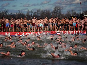 Rayakan Hari Epiphany, Warga Serbia Serempak Berenang di Sungai Es Rayakan Hari Epiphany, Warga Serbia Serempak Berenang di Sungai Es