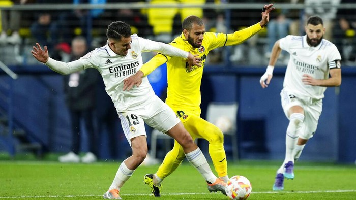 Real Madrid's Dani Ceballos, left, vies for the ball with Villarreal's Etienne Capouel during the Copa del Rey round of 16 soccer match between Villarreal CF and Real Madrid at La Ceramica stadium in Villarreal, Spain, Thursday, Jan. 19, 2023. (AP Photo/Jose Breton)