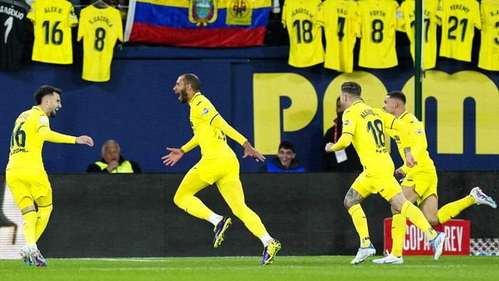 Real Madrid Tenggelamkan Villarreal, Melaju ke Perempatfinal Copa del Rey Villarreal's Etienne Capoue, center, celebrates after scoring the opening goal during the Copa del Rey round of 16 soccer match between Villarreal CF and Real Madrid at La Ceramica stadium in Villarreal, Spain, Thursday, Jan. 19, 2023. (AP Photo/Jose Breton)