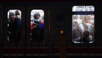 Potret Padatnya KRL di Hari Kerja, Jadi Ada Tarif Si Kaya dan Si Miskin?
