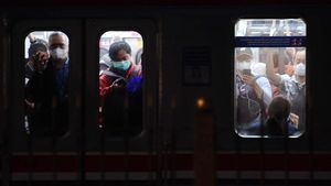Potret Padatnya KRL di Hari Kerja, Jadi Ada Tarif Si Kaya dan Si Miskin?