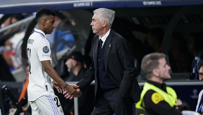 MADRID, SPAIN - OCTOBER 5: (L-R) Rodrygo Silva de Goes of Real Madrid, coach Carlo Ancelotti of Real Madrid during the UEFA Champions League  match between Real Madrid v Shakhtar Donetsk at the Estadio Santiago Bernabeu on October 5, 2022 in Madrid Spain (Photo by David S. Bustamante/Soccrates/Getty Images)