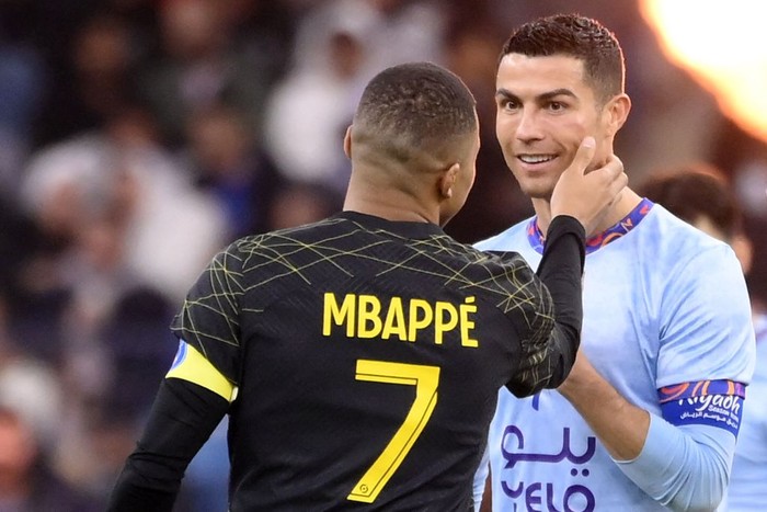 TOPSHOT - Paris Saint-Germains French forward Kylian Mbappe (C) greets Riyadh All-Stars Portuguese forward Cristiano Ronaldo (R) during the Riyadh Season Cup football match between the Riyadh All-Stars and Paris Saint-Germain at the King Fahd Stadium in Riyadh on January 19, 2023. (Photo by FRANCK FIFE / AFP) (Photo by FRANCK FIFE/AFP via Getty Images)