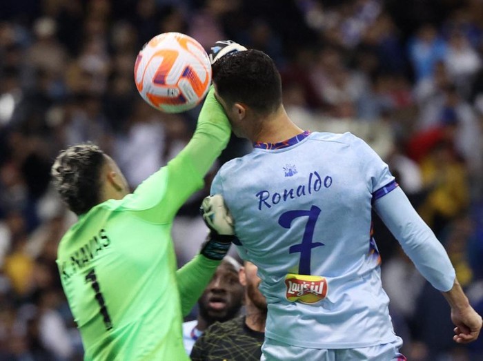 Riyadh All-Star's Portuguese forward Cristiano Ronaldo (R)collides with Paris Saint-Germain's Costa Rican goalkeeper Keylor Navas (L) during the Riyadh Season Cup football match between the Riyadh All-Stars and Paris Saint-Germain at the King Fahd Stadium in Riyadh on January 19, 2023. (Photo by Giuseppe CACACE / AFP)