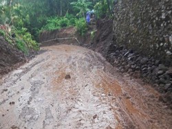 Sejumlah Jalan di Karangasem Tertutup Lumpur Usai Hujan Seharian