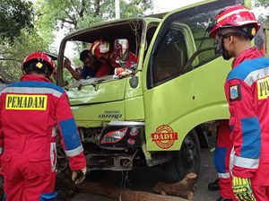 Sopir Terjepit Usai Truk Tanah Tabrak Pohon di Cilangkap Jaktim