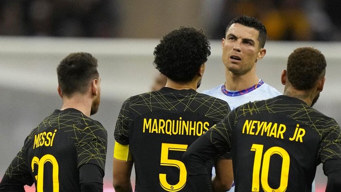 Saudi Soccer PSG Al Nassr AL Hilal Cristiano Ronaldo grimaces playing for a combined XI of Saudi Arabian teams Al Nassr and Al Hilal is flanked by PSG's Lionel Messi and his teammates Neymar and Marquinhos during a friendly soccer match, at the King Saud University Stadium, in Riyadh, Saudi Arabia, Thursday, Jan. 19, 2023. (AP Photo/Hussein Malla)