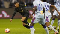 Duel penuh bintang Riyadh All Star berhadapan dengan PSG dimenangi Les Parisiens 5-4. Mereka bisa menang meski bermain dengan 10 pemain usai Juan Bernat dikartu merah (Foto: AP/Hussein Malla)