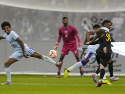 Lionel Messi, Kylian Mbappe, hingga Sergio Ramos turut mencetak gol di laga ini. Namun, Neymar gagal mencatatkan namanya di papan skor usai membuang pelaung dari penalti (Foto: AP/Hussein Malla)