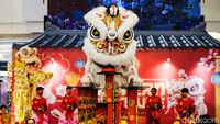 Semarak Sambut Imlek, Atraksi Barongsai Hibur Pengunjung Mal
