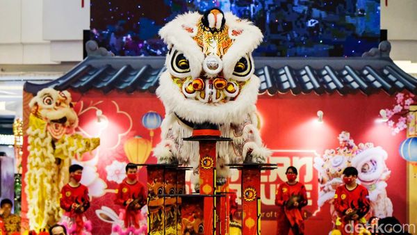 Semarak Sambut Imlek, Atraksi Barongsai Hibur Pengunjung Mal