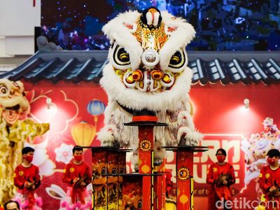 Semarak Sambut Imlek, Atraksi Barongsai Hibur Pengunjung Mal