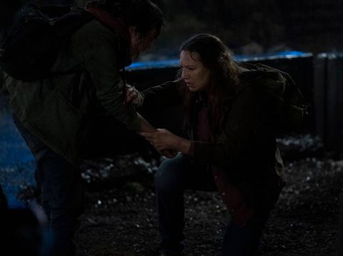 Anna Torv dan Bela Ramsey dalam episode 2 serial The Last of Us (2023).