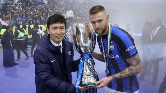 Inter Milans President Steven Zhang (L) and Inter Milans Slovakian defender Milan Skriniar pose with the trophy after winning the Italian SuperCup football match between AC Milan and Inter Milan, at the King Fahd International Stadium in Riyadh on January 18, 2023. (Photo by Giuseppe CACACE / AFP)