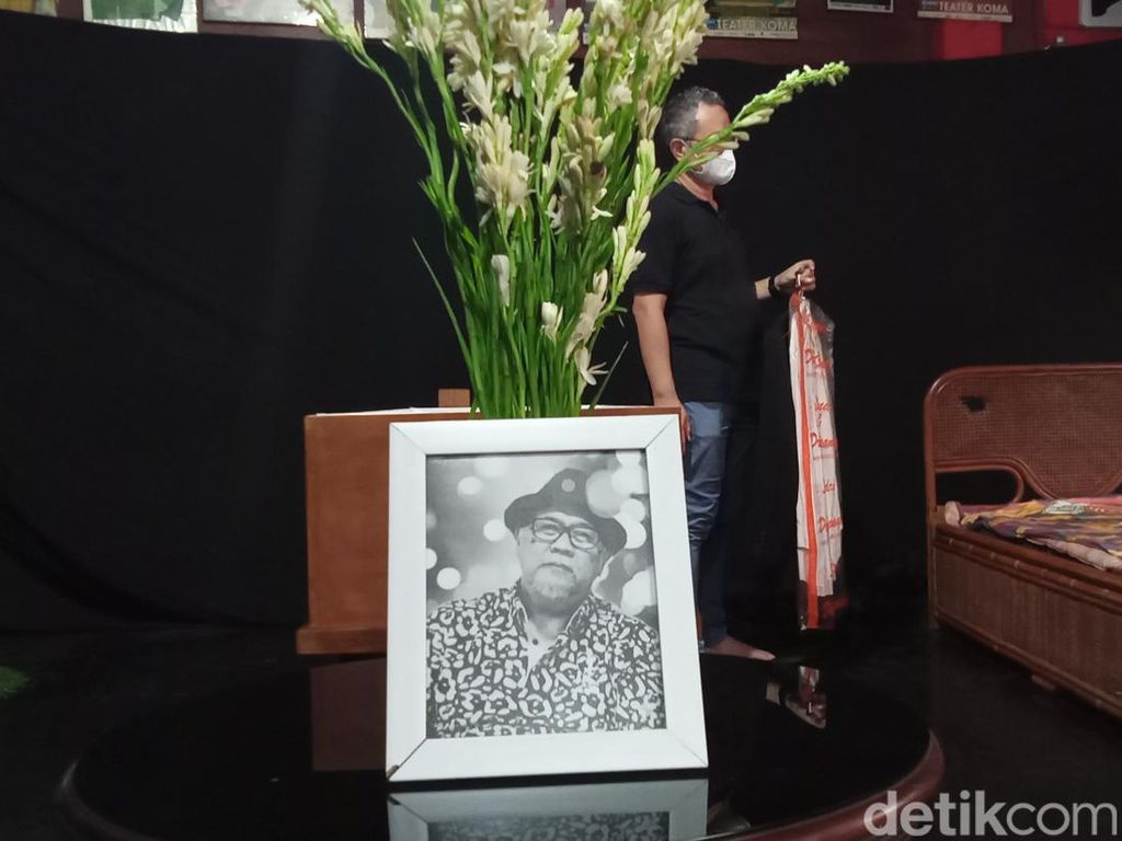 Nano Riantiarno yang Tak Pernah Kenal Titik Nano Riantiarno yang Tak Pernah Kenal Titik