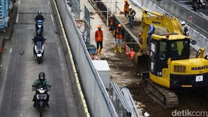 Tak Tahan Macet, Pemotor Ini Terobos Jalur Busway