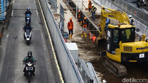 Tak Tahan Macet, Pemotor Ini Terobos Jalur Busway