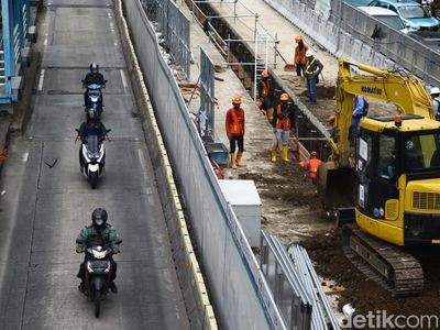 Tak Tahan Macet, Pemotor Ini Terobos Jalur Busway
